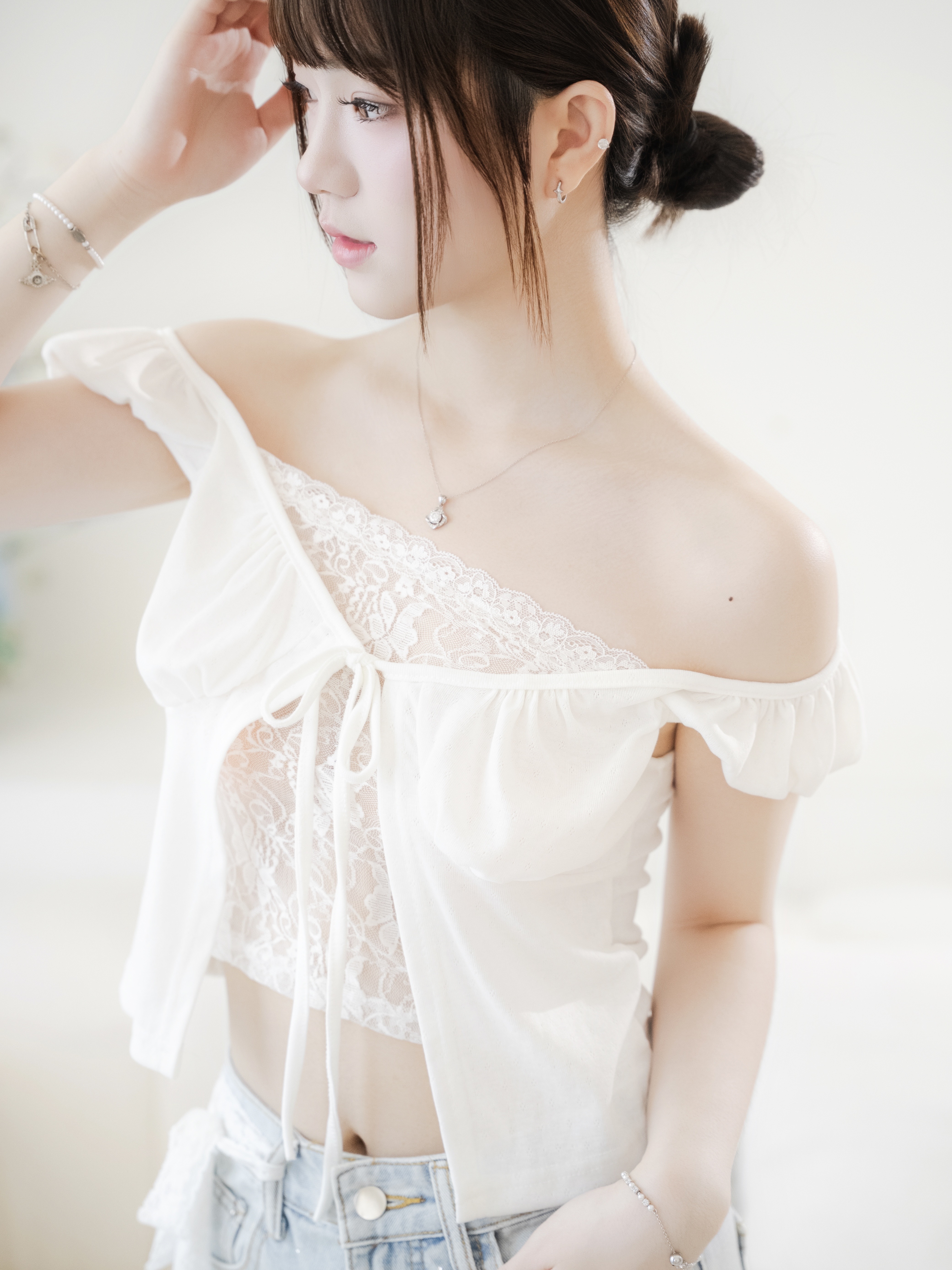 #T0607 蕾絲拼接假兩件泡泡袖綁帶上衣（2colors)