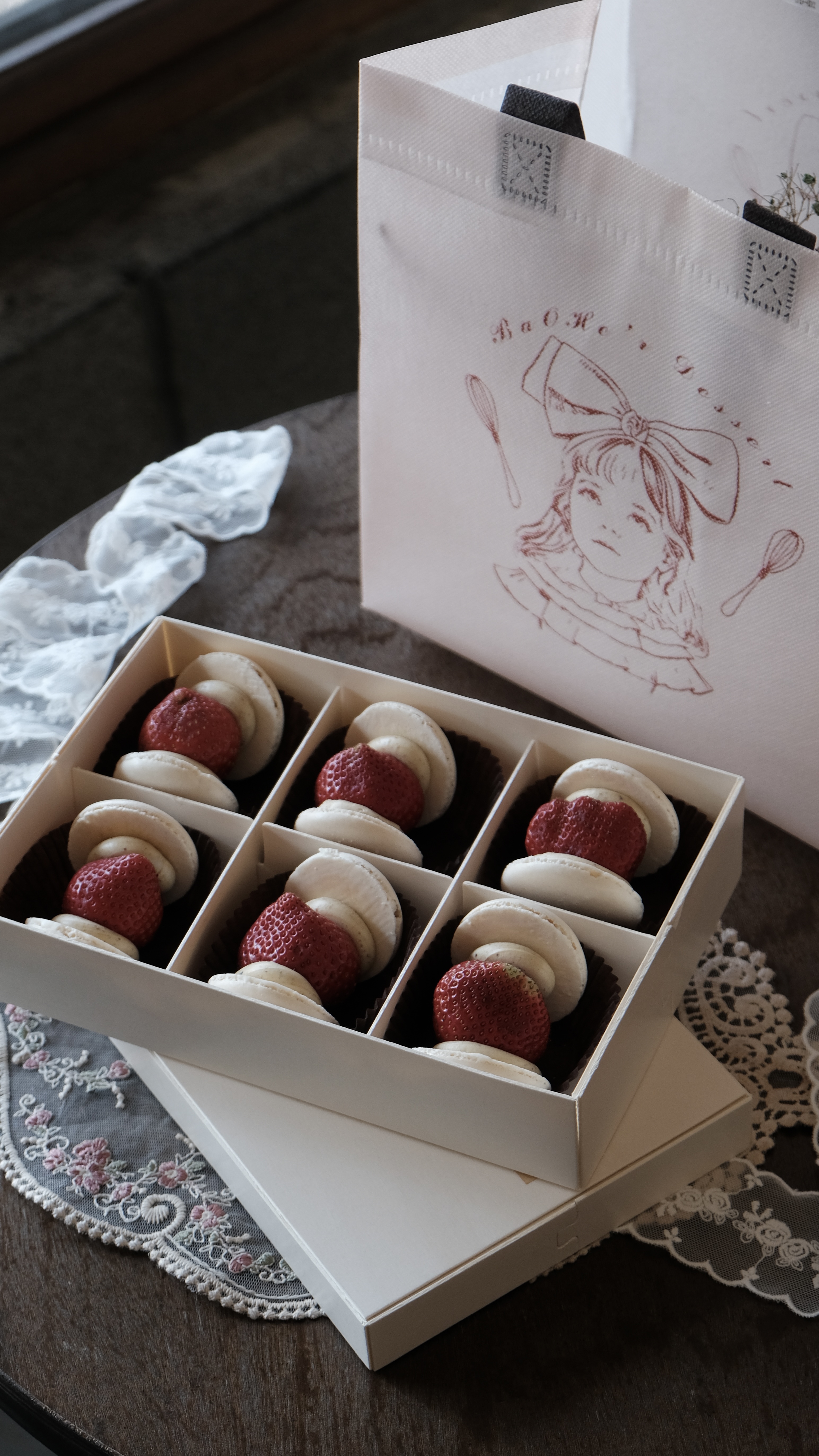 限量聖誕木盒包裝｜期間限定草莓開心果奶油乳酪馬卡龍｜