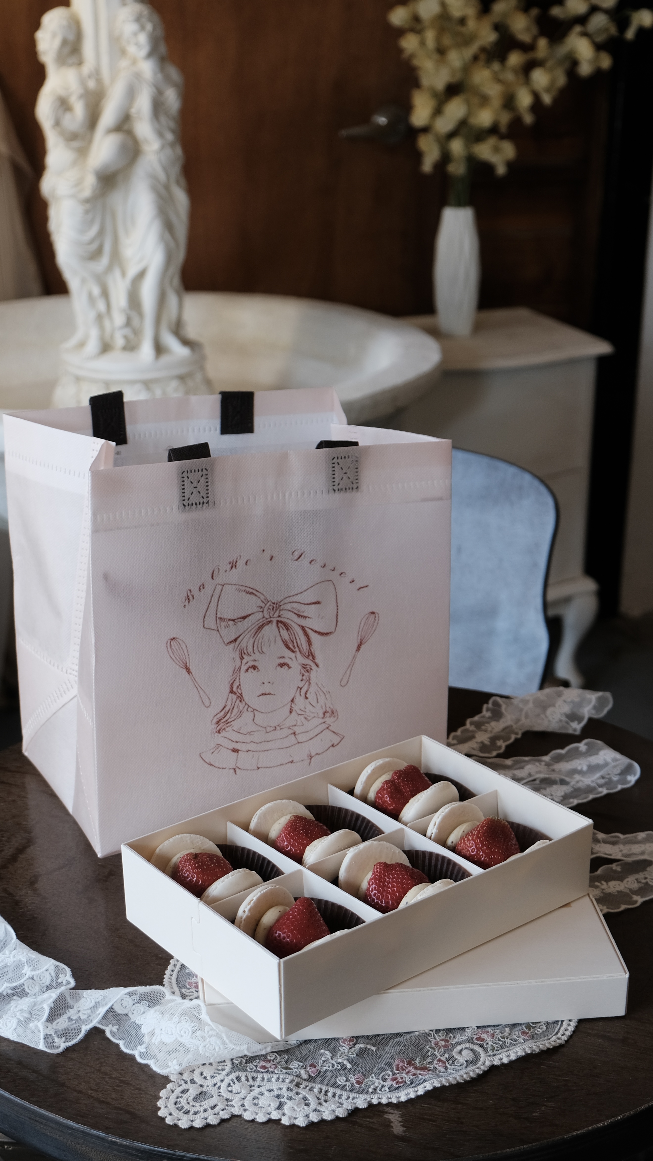 限量聖誕木盒包裝｜期間限定草莓開心果奶油乳酪馬卡龍｜