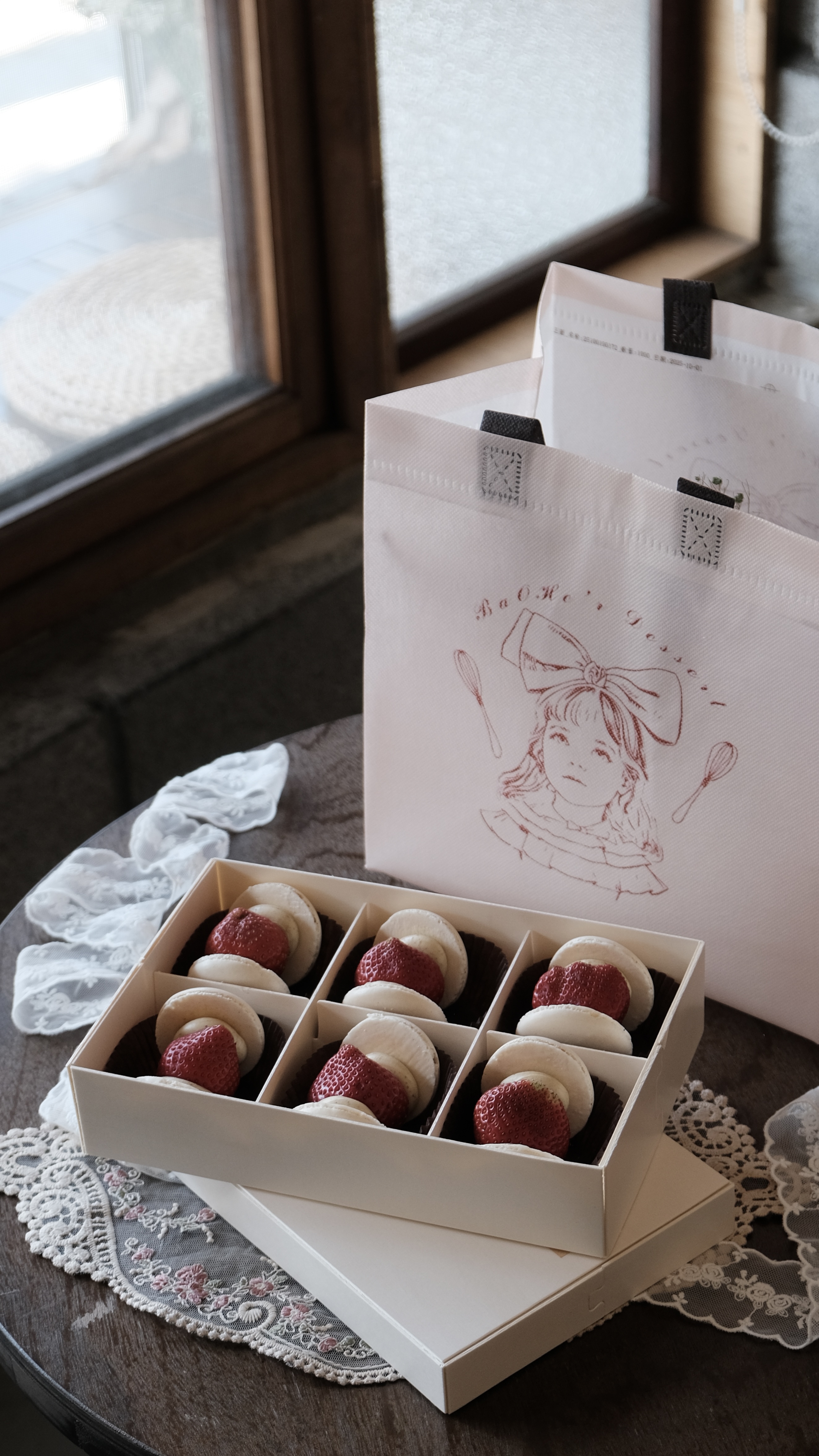 限量聖誕木盒包裝｜期間限定草莓開心果奶油乳酪馬卡龍｜