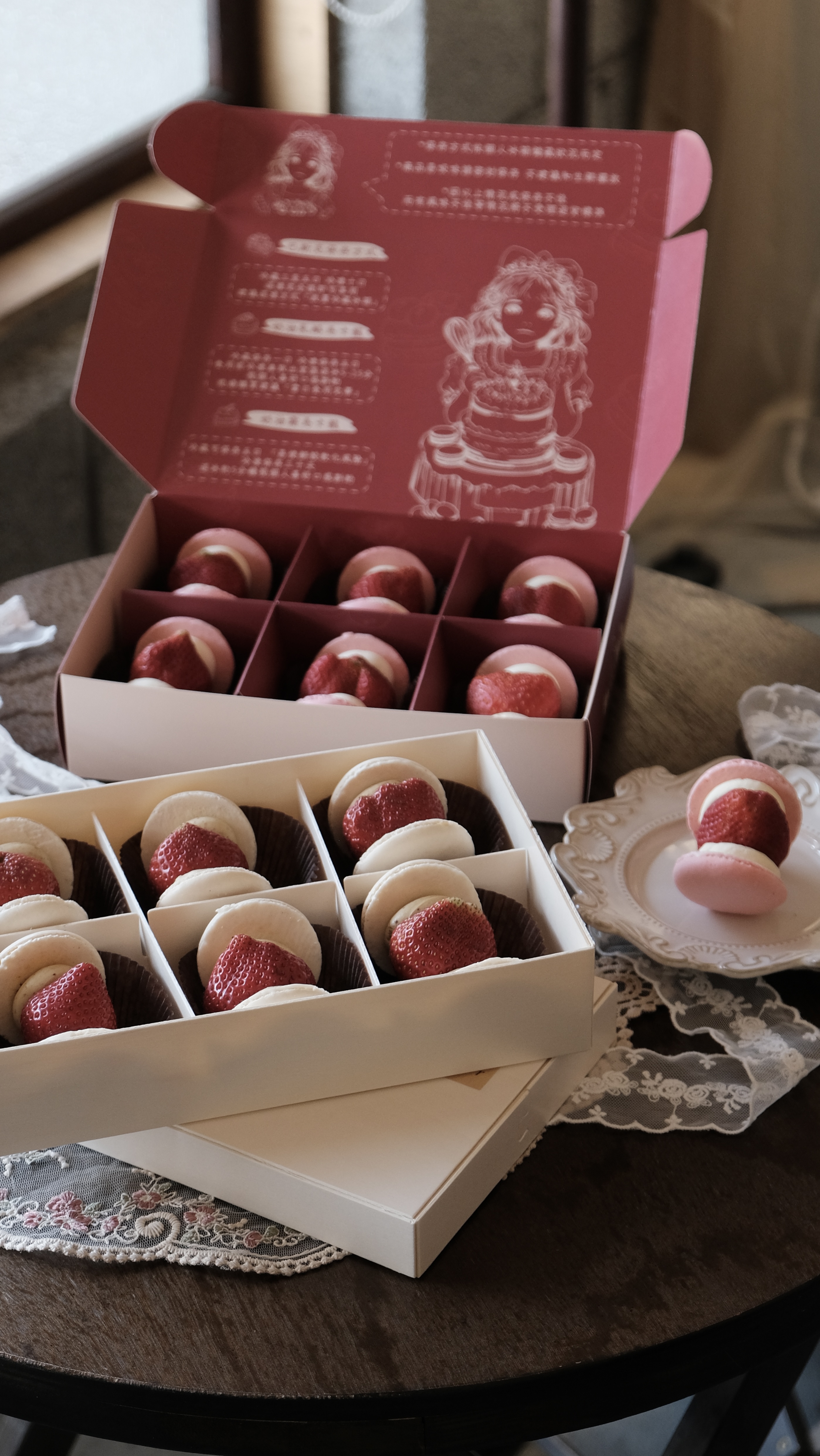 限量聖誕木盒包裝｜期間限定草莓開心果奶油乳酪馬卡龍｜