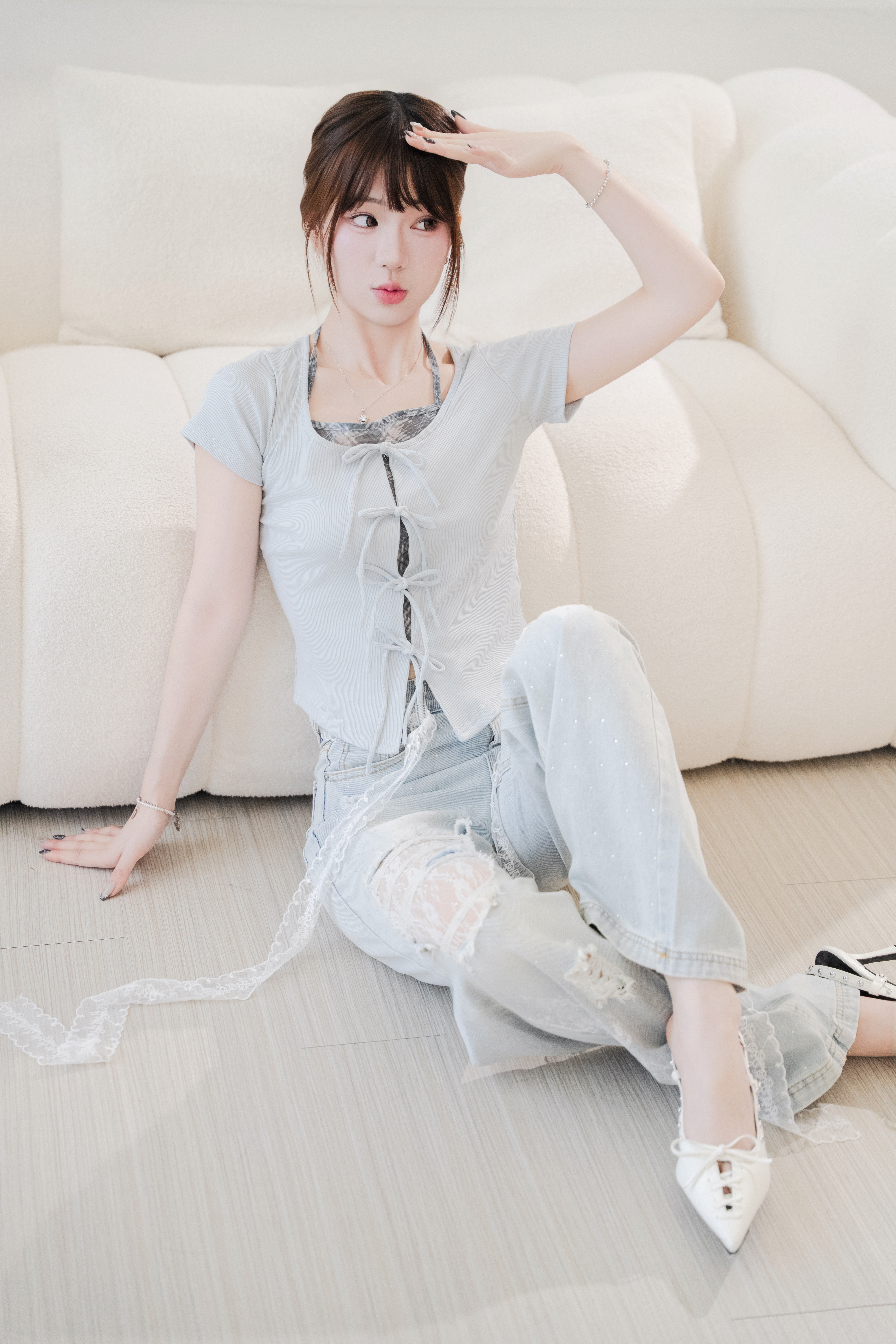 #B0601水鑽蕾絲拼接刷破牛仔褲