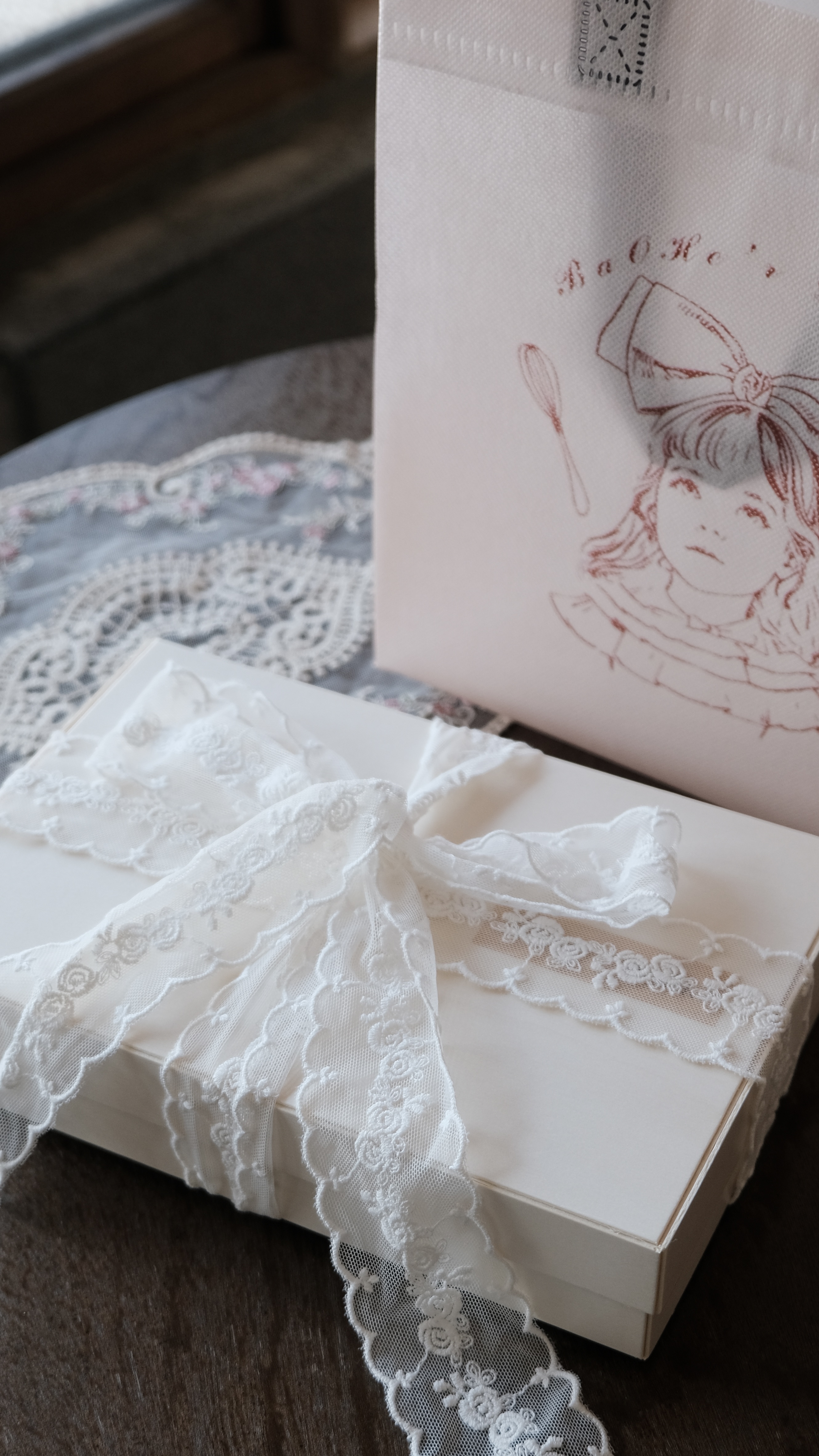 限量聖誕木盒包裝｜期間限定草莓開心果奶油乳酪馬卡龍｜