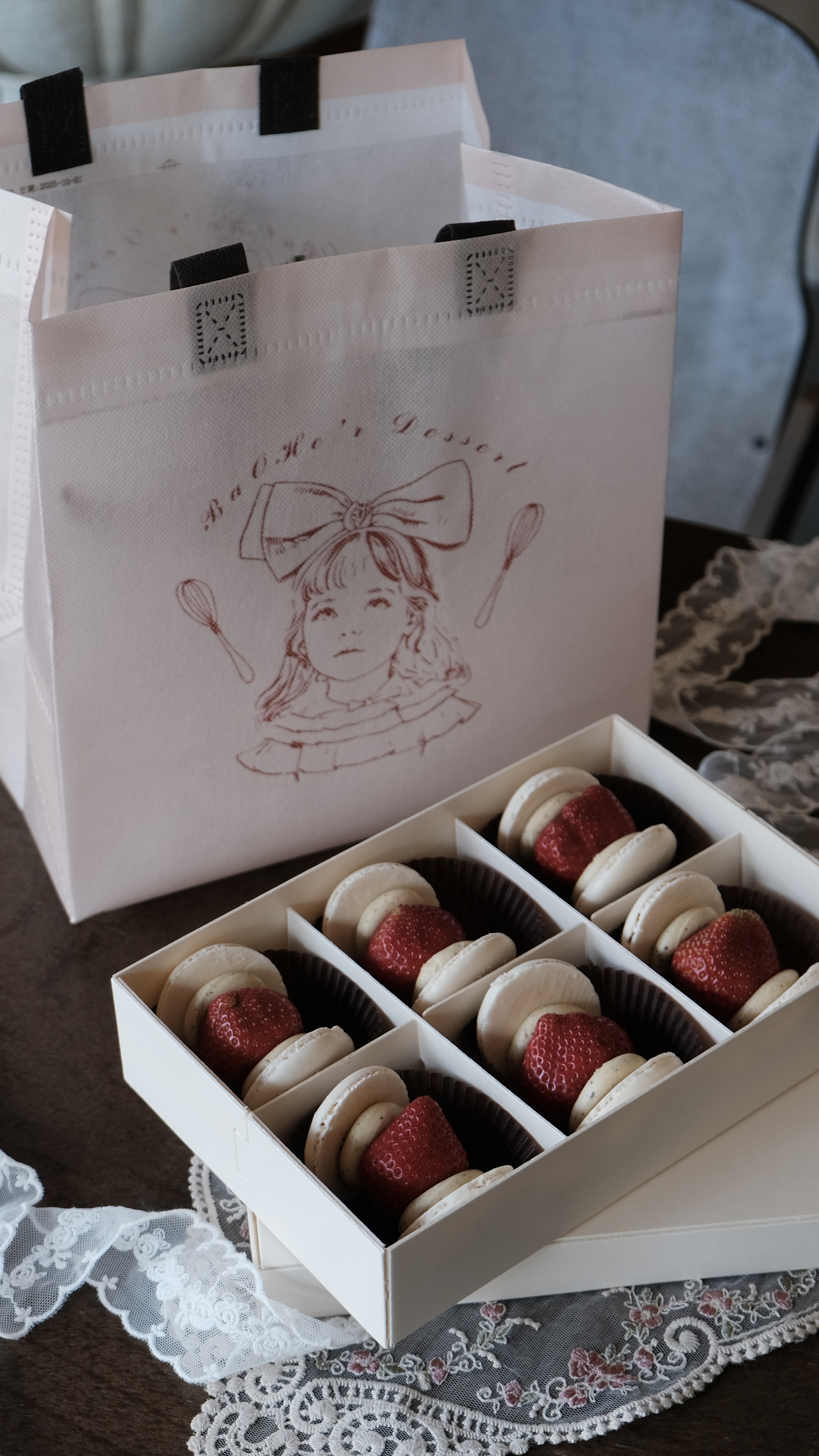 限量聖誕木盒包裝｜期間限定草莓開心果奶油乳酪馬卡龍｜