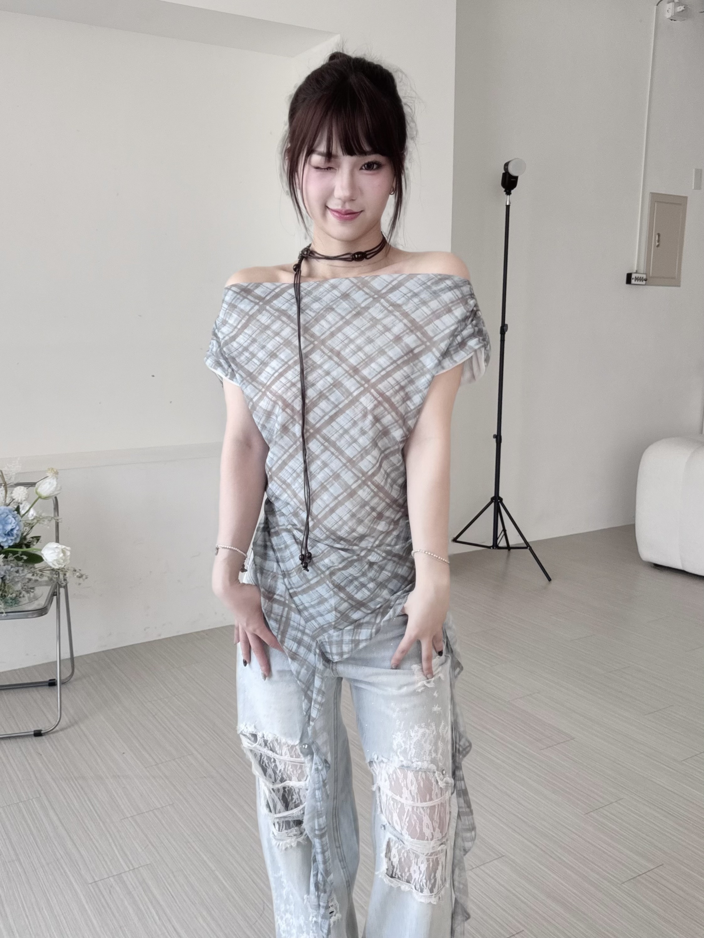 #B0601水鑽蕾絲拼接刷破牛仔褲