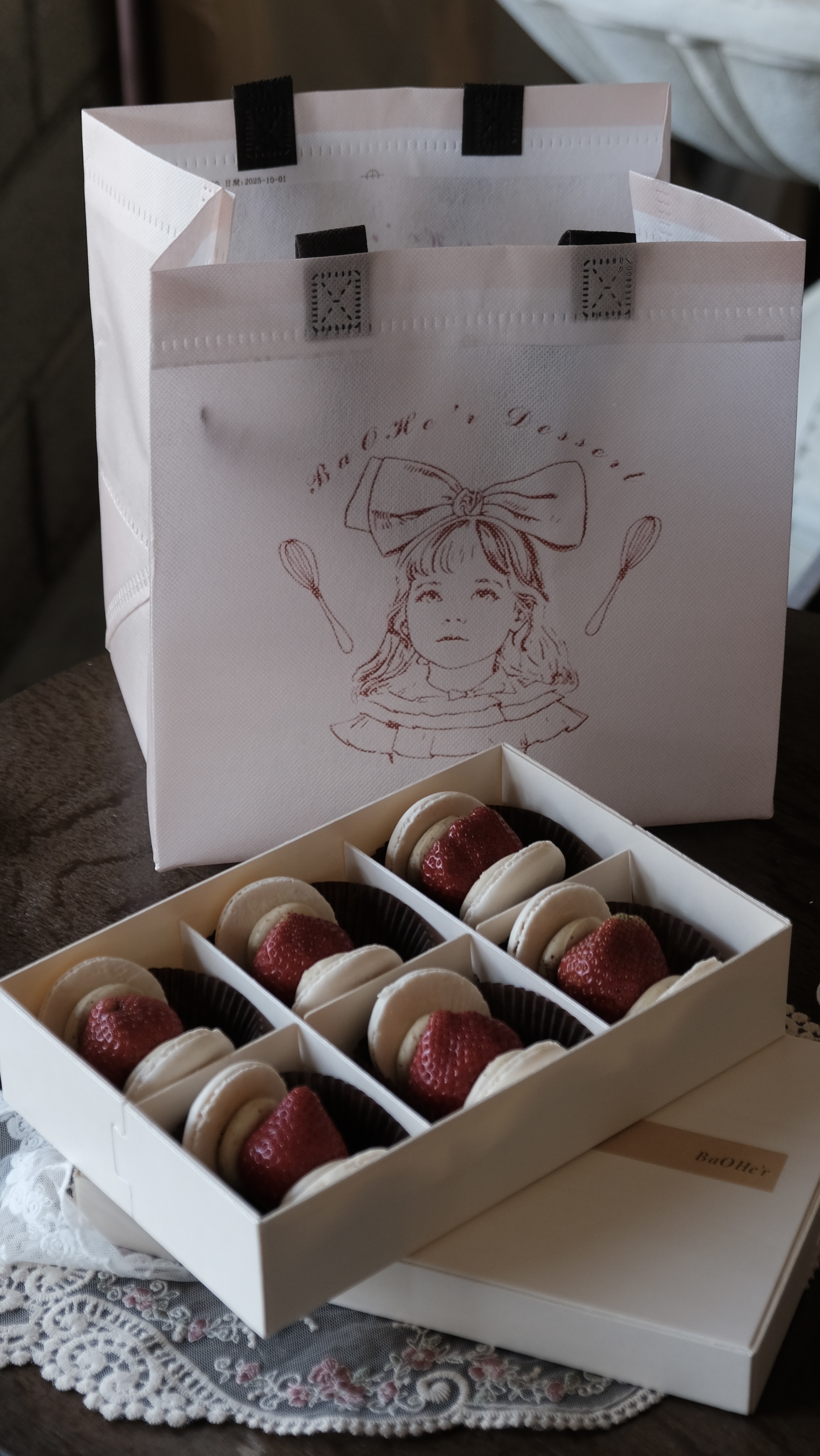 限量聖誕木盒包裝｜期間限定草莓開心果奶油乳酪馬卡龍｜